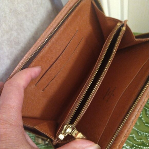 Louis Vuitton Monogram Zippy Wallet - Picture 10 of 15